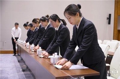 聚焦｜她們可不簡單！微笑、問好、端茶續水，都是這樣苦練出來的——揭秘專業會務服務的幕后訓練